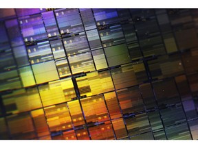 Prototipe wafer 2nm Gate-all-around (GAA) oleh Rapidus Corp dan International Business Machines Corp (IBM) yang ditampilkan di pameran Semicon Japan di Tokyo, Jepang, pada hari Rabu, 11 Desember 2024. Pameran ini dijadwalkan untuk melanjutkan hingga 13 Desember. Fotografer: Kiyoshi Ota/Bliumberg dijadwalkan untuk melanjutkan hingga 13 Desember. Fotografer: Kiyoshi Ota/Blioapgerg.