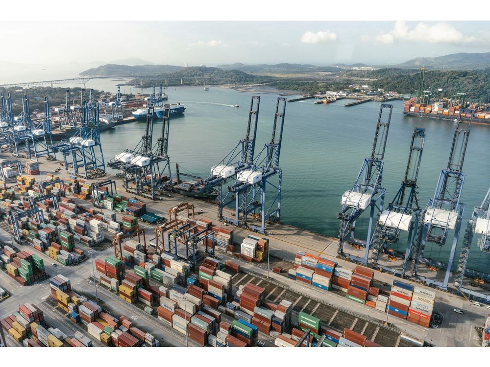 Kontainer dan crane di pelabuhan Balboa di pintu masuk Pasifik Kanal Panama di Panama City, Panama.