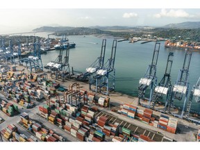 Kontainer dan crane di pelabuhan Balboa di pintu masuk Pasifik Kanal Panama di Panama City, Panama.