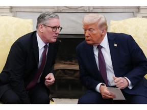 WASHINGTON, DC - 27 Februari: (LR) Perdana Menteri Inggris Sir Keir Starmer bertemu dengan Presiden AS Donald Trump, selama pertemuan bilateral di Kantor Oval di Gedung Putih pada 27 Februari 2025 di Washington, DC. Perdana Menteri Inggris Keir Starmer sedang dalam kunjungan pertamanya ke Washington sejak Presiden AS Donald Trump kembali ke Gedung Putih. Perjalanan Starmer datang tak lama setelah ia mengumumkan peningkatan pengeluaran pertahanan Inggris, seolah -olah sebagai sinyal bagi Trump bahwa Inggris siap untuk meningkatkan keamanan Eropa, dan karena ia bertujuan untuk menengahi kesepakatan perdamaian yang adil untuk Ukraina di tengah hubungan pemanasan Trump dengan Rusia.