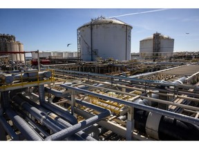 Pipa dan tangki penyimpanan gas di fasilitas penyimpanan dan distribusi Gas Alam Liquid (LNG) Enagas SA di Pelabuhan Barcelona, Spanyol, pada hari Rabu, 26 Februari 2025. Harga gas alam Eropa naik, mengambil penurunan baru -baru ini yang mengirim komoditas ke wilayah yang dijual, dengan pedagang yang memantau pembicaraan tentang target penyimpanan.