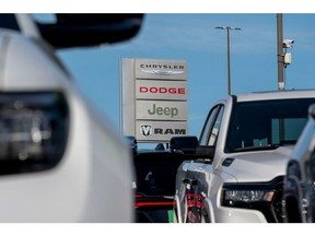 Signage Chrysler, Dodge, Jeep, dan Ram di sebuah dealer di Richmond, California. Fotografer: David Paul Morris/Bloomberg