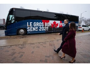 Pierre Poilievre, pemimpin Partai Konservatif Kanada, pergi, dan istrinya Anaida berjalan kembali ke bus mereka setelah acara kampanye di Wisla DeLicatssen Polandia Deli di Mississauga, Ontario, Kanada, pada hari Senin, 24 Maret 2025. Poilievre menjanjikan pemilihan pemilihan yang lebih dalam dari pemilihan pendapatan yang lebih dalam daripada pemilih yang bersaing dengan dua orang yang bersaing, sebagai dua kali lipat.