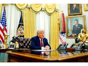 El presidente de los Estados Unidos, Donald Trump, habla antes de firmar una orden ejecutiva en la Oficina Oval de la Casa Blanca en Washington, DC, EE. UU., El lunes 31 de marzo de 2025. La orden ordena a la Comisión Federal de Comercio que trabaje con el Departamento de Justicia para garantizar que las leyes de competencia se apliquen en la industria del concierto y el entretenimiento, y empuja a las autoridades estatales de protección del consumidor a la aplicación.