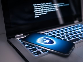 Kunci telepon untuk melindungi dari penipuan cyber, penipuan data online atau pencurian identitas. Laptop dengan kode virus peretas di layar. PHISHING, BAHAYA CYBERSECURITY, atau serangan ransomware. Privasi terenkripsi dalam email.