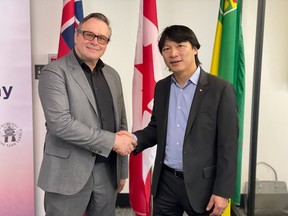 CEO Pupuk Genesis, Jason Mann, dan CEO AGG, Chris Avery, berjabat tangan setelah menandatangani perjanjian di Winnipeg pada 7 Maret 2025.