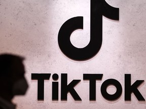 File - Seorang pengunjung melewati pameran Tiktok berdiri di Gamescom Computer Gaming Fair di Cologne, Jerman, Kamis, 25 Agustus 2022.