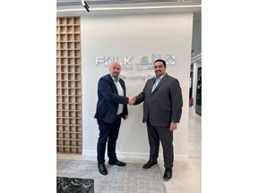 Richard Jacobsen, Direktur Penjualan EMEA Maritime di OrbComm (kiri), dan Mohamed Badawi, chief operating officer folk maritime (kanan), berjabat tangan pada kemitraan yang inovatif. Maritim rakyat akan menjadi yang pertama dari Timur Tengah untuk menggunakan teknologi kontainer pintar Orbcomm. Langkah yang mengubah permainan ini mengubah visibilitas rantai pasokan dan keamanan kargo, menetapkan standar baru untuk industri maritim di kawasan ini.