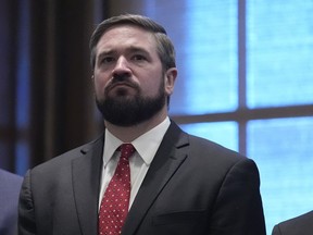 File - Jaksa Agung Missouri Andrew Bailey berdiri di kantor gubernur setelah dilantik, 13 Januari 2025, di Jefferson City, Mo.