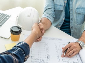 Bisnis yang menawarkan karyawan kesempatan untuk memiliki manfaat perusahaan dengan menarik dan mempertahankan talenta terbaik, tulis Howard Levitt.