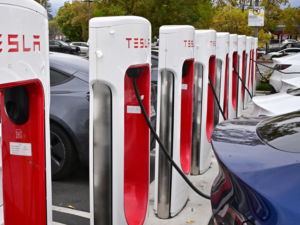 Kendaraan Listrik Tesla Inc. di sebuah stasiun pengisian daya di Alhambra, California.