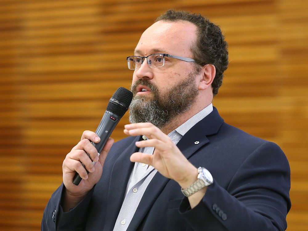 Flavio Volpe, presiden Asosiasi Produsen Suku Cadang Otomotif, berbicara di Pusat Inovasi Teknik untuk Teknik Universitas Windsor pada tahun 2024.