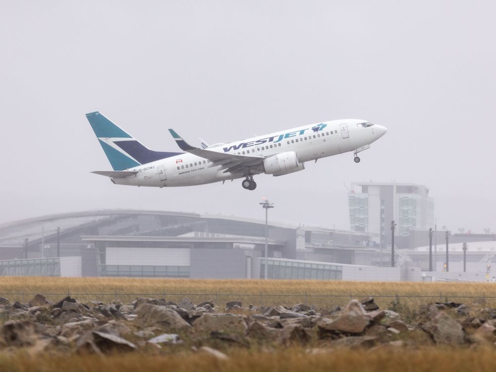 Boeing 737-700 yang dioperasikan oleh Westjet Airlines Ltd. lepas landas di Bandara Internasional Calgary.