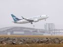 Boeing 737-700 yang dioperasikan oleh Westjet Airlines Ltd. lepas landas di Bandara Internasional Calgary.