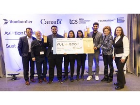 Pemenang Tantangan Inovasi Siswa Penerbangan Berkelanjutan dengan anggota juri