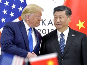 File - Presiden Donald Trump, kiri, berjabat tangan dengan Presiden Xi Jinping China selama pertemuan di sela -sela KTT G -20 di Osaka, Jepang, 29 Juni 2019.