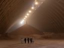 Potash disimpan di bawah penutup di gudang besar, agar tetap kering karena kalium larut air. Foto diambil di Allan, Sask. pada hari Selasa, 1 Oktober 2024.