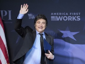 File-Presiden Argentina Javier Milei tiba untuk berbicara di hadapan Presiden terpilih Donald Trump selama Gala Institut Kebijakan Amerika pertama di perkebunan Mar-A-Lago-nya, 14 November 2024, di Palm Beach, Fla.