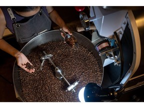 Biji kopi dipanggang di sebuah toko di Hanoi, Vietnam, pada hari Selasa, 30 Agustus 2022. Penimbunan kopi Vietnam yang luas menyusut, sebuah fenomena yang ditetapkan untuk mendorong kenaikan harga global bahkan lebih tinggi. Output dari Vietnam, pemasok Robusta terbesar di dunia dan produsen kopi terbesar kedua, juga diperkirakan akan turun pada 2022-23.