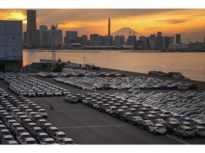 Kendaraan Subaru Corp. menuju pengiriman di pelabuhan saat senja di Yokohama, Jepang, pada hari Kamis, 28 Oktober 2022. Subaru dijadwalkan untuk merilis angka pendapatan pada 2 November.