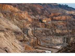 Lubang pertambangan di tambang grafit di wilayah Kirovohrad, Ukraina. Fotografer: Olena Koloda/Bloomberg