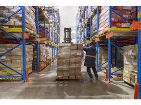 Kotak daging babi impor dari AS di gudang penyimpanan dingin di Shanghai. Fotografer: Raul Ariano/Bloomberg