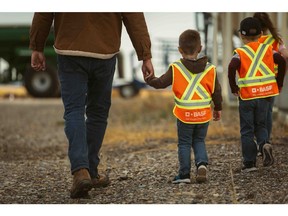 Program Pramuka Keselamatan BASF mendorong anak -anak petani muda untuk mengambil peran sebagai Duta Keselamatan di pertanian mereka.