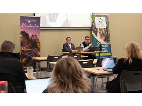 Para pemimpin dari Landscape Ontario, Asosiasi Lansekap Pembibitan Kanada dan Federasi Bisnis Independen Kanada berbagi wawasan dan menjawab pertanyaan dari para profesional industri hortikultura tentang tarif AS-Kanada di sebuah balai kota pada 2 April.