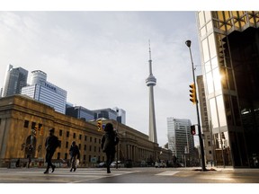 行人穿过多伦多市中心。 行人穿过多伦多市中心。