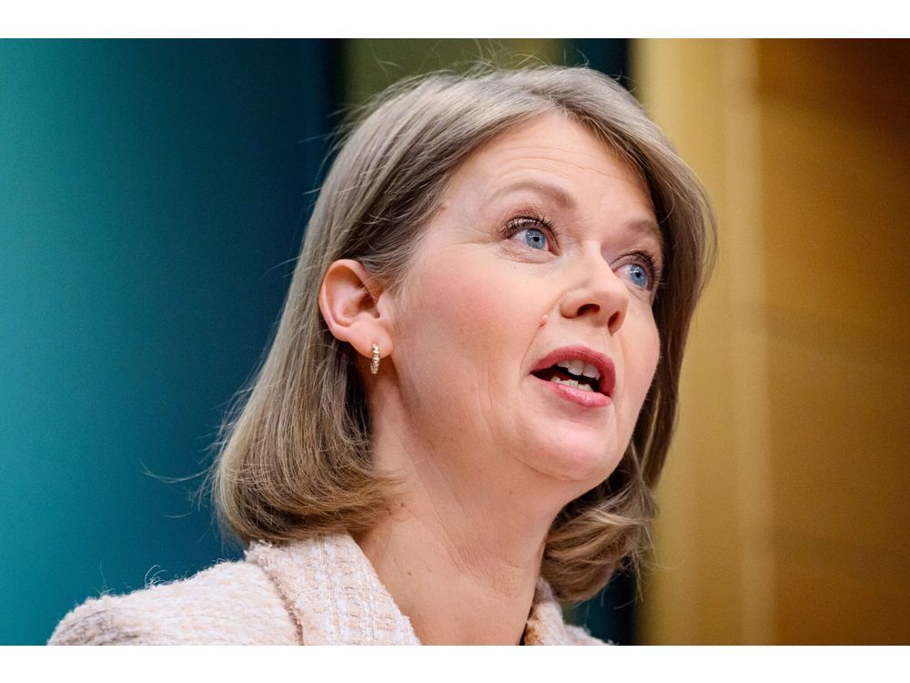 Norway Holds Key Rate, Keeps Prospect of More Easing in 2025
