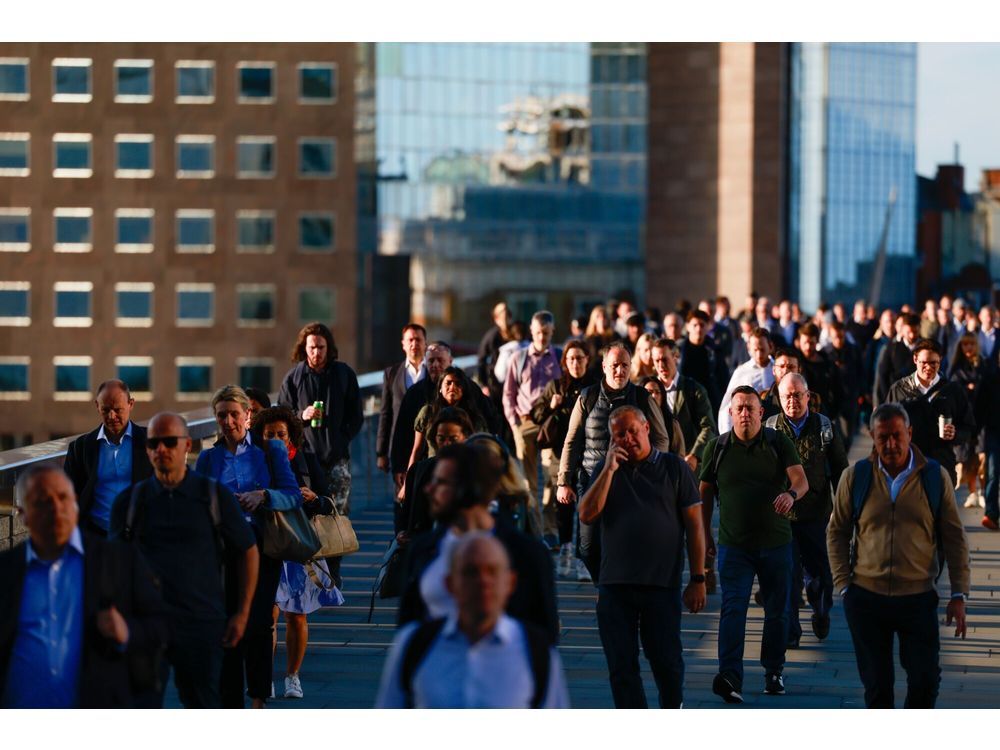 UK Employment Falls, Wages Slow as Labor Market Weakens