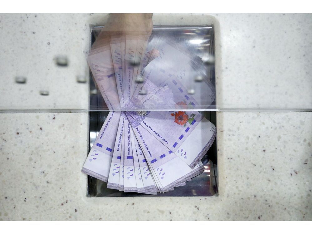 Malaysia Sees Ringgit Strengthening Below 4 Per Dollar