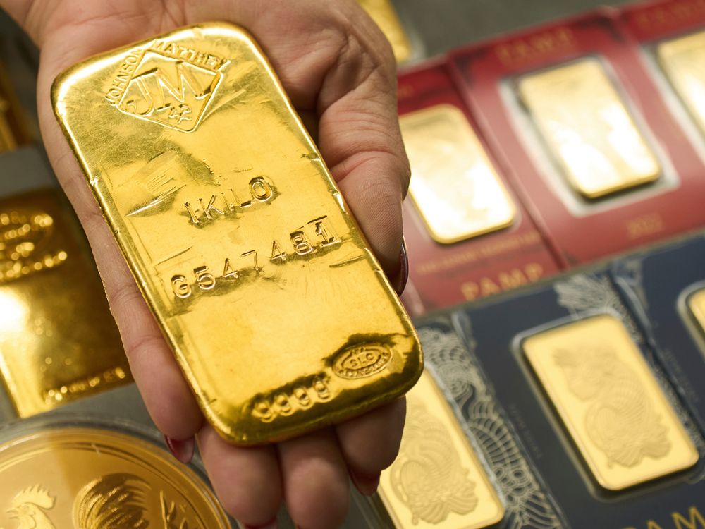 Gold trims loss as U.S. Federal Reserve signals a interest rate cut soon