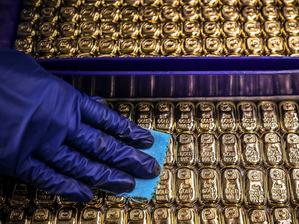 Gold advances as traders bet on December rate cut, await U.S. data