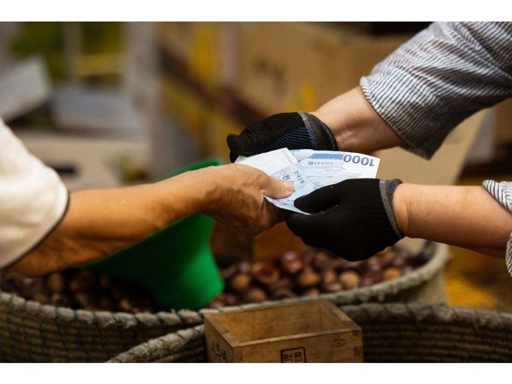 South Korea’s Price Spike May Prompt BOK to Extend Easing Pause