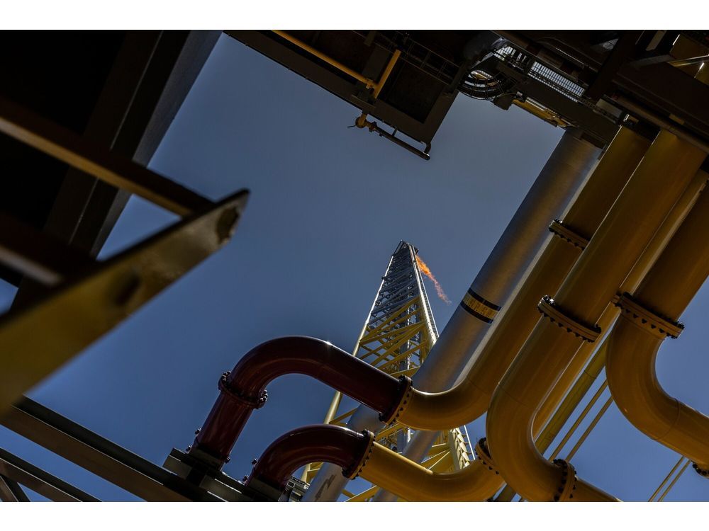 Oil Holds Near Month-Low as Trump Hails Progress on Ukraine Deal