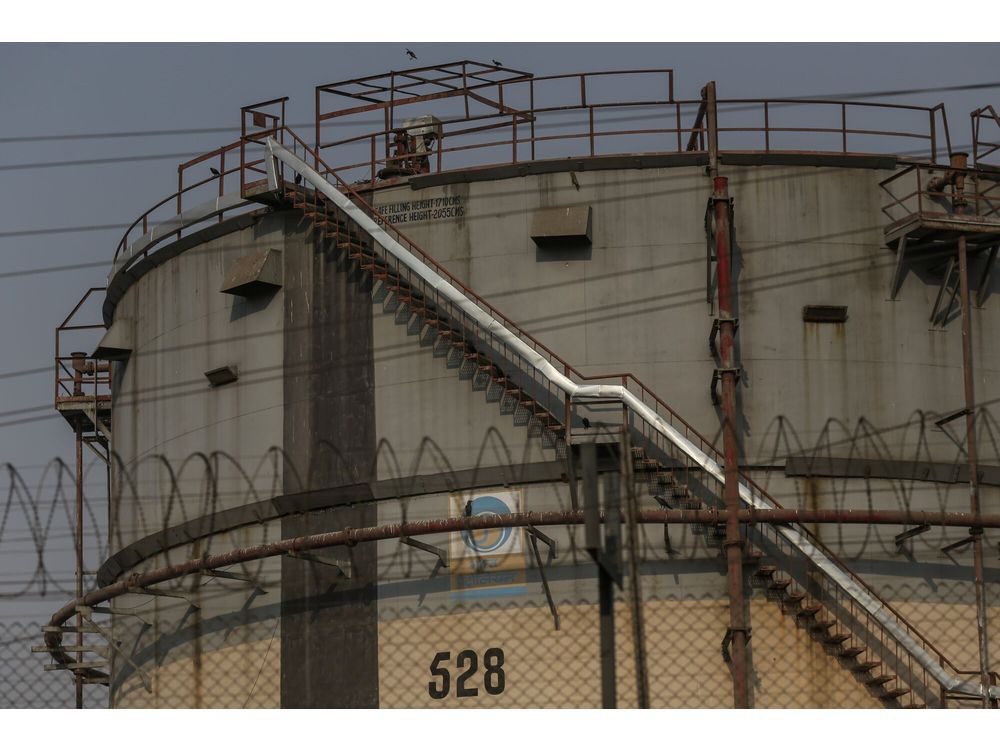 Brent Oil Extends Slide Below $60 as Supply Surplus Signs Grow