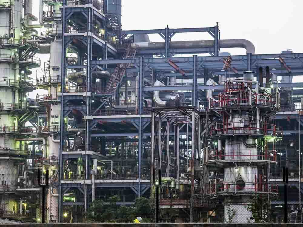 Oil extends slide below US$60 as signs of supply surplus grow