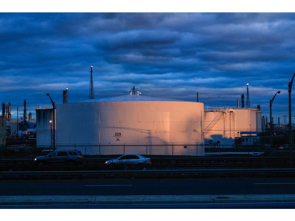 Oil Extends Gain as Traders Focus on Iran Risks and Venezuela