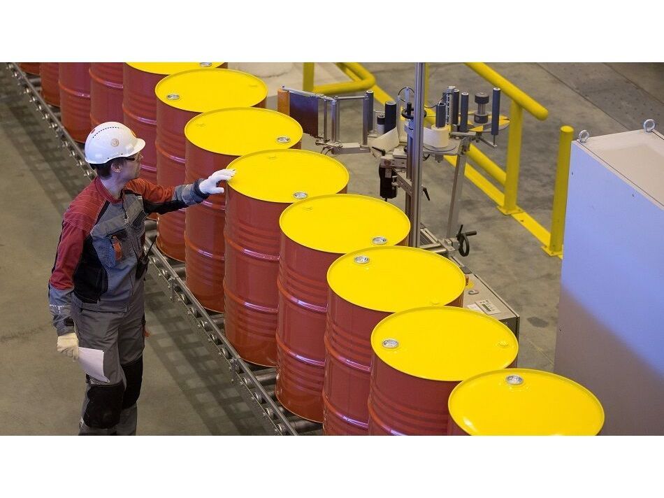 Oil plunged as Brent crude plummeted more than 5% at one point, while US crude futures also nosedived as geopolitical risk premiums faded and a broader commodities selloff exacerbated the slide. Will Kennedy reports on Bloomberg Television.