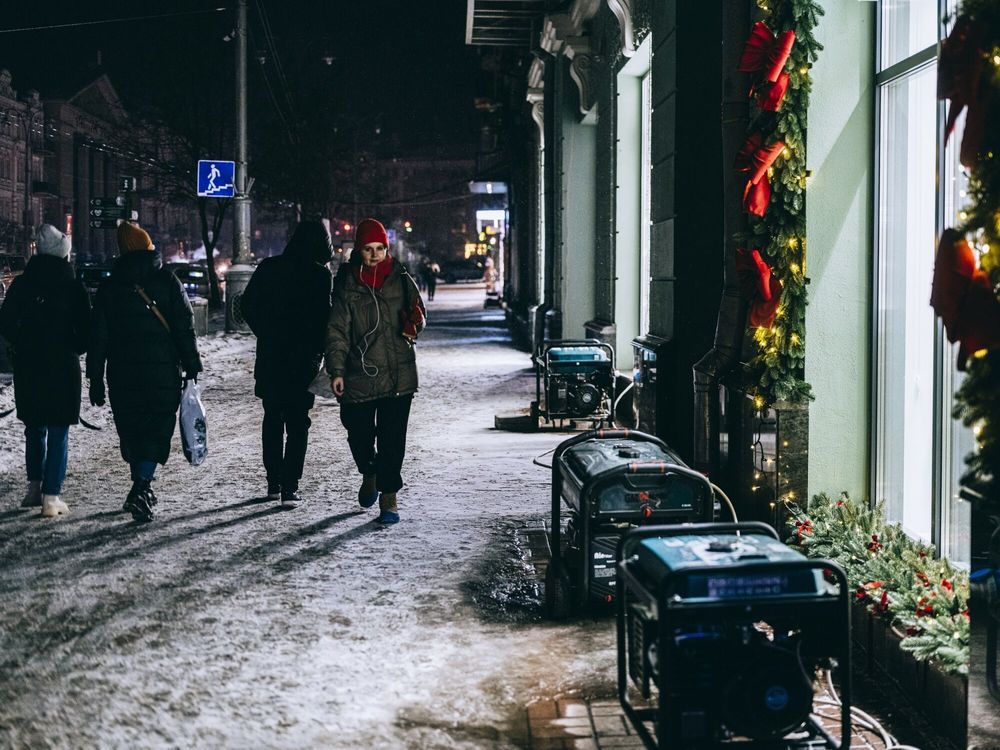 Generators power stores in downtown Kyiv. Photographer: Julia Kochetova/Bloomberg