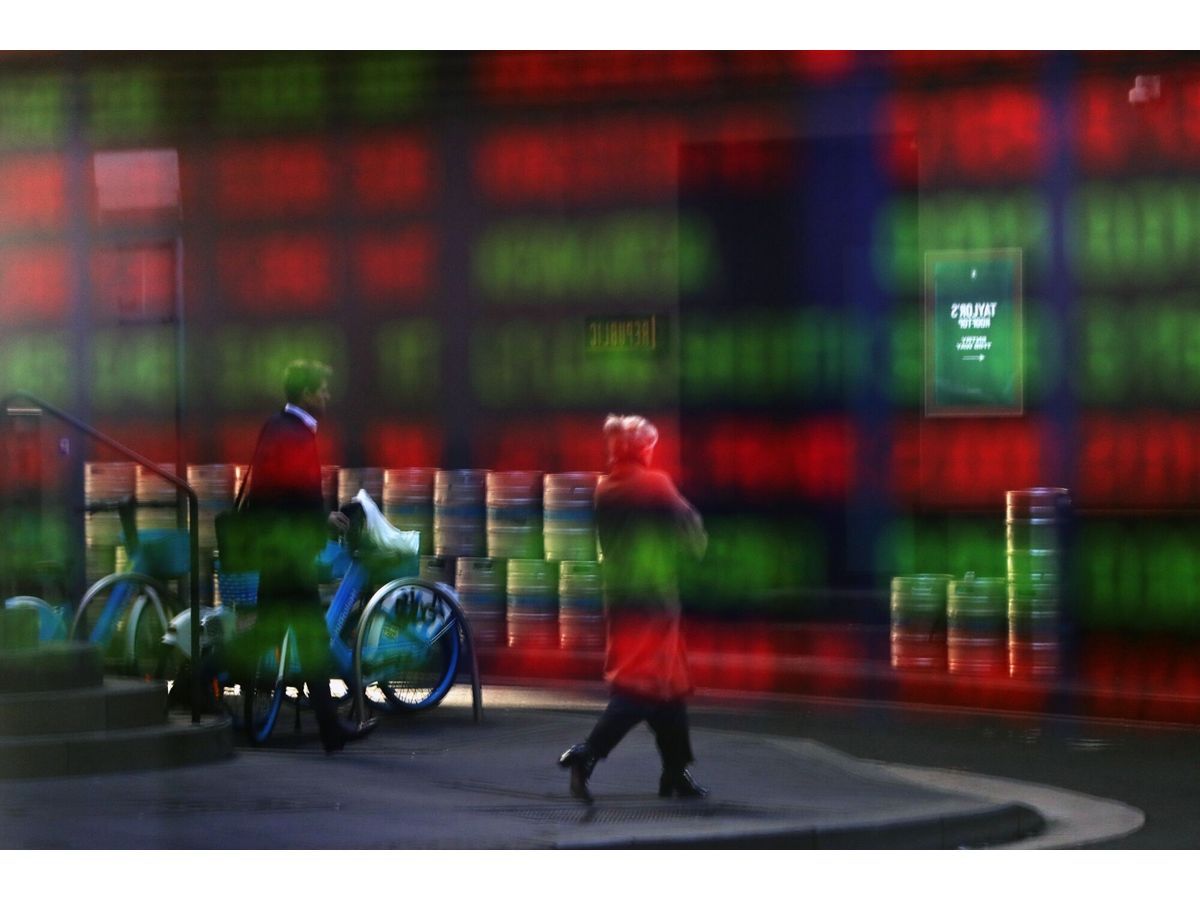 Australian Stocks Slide, Eyeing Technical Correction Territory