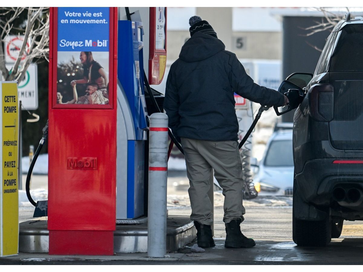 Economists See Oil Spike Costing Canada Jobs, Raising Inflation