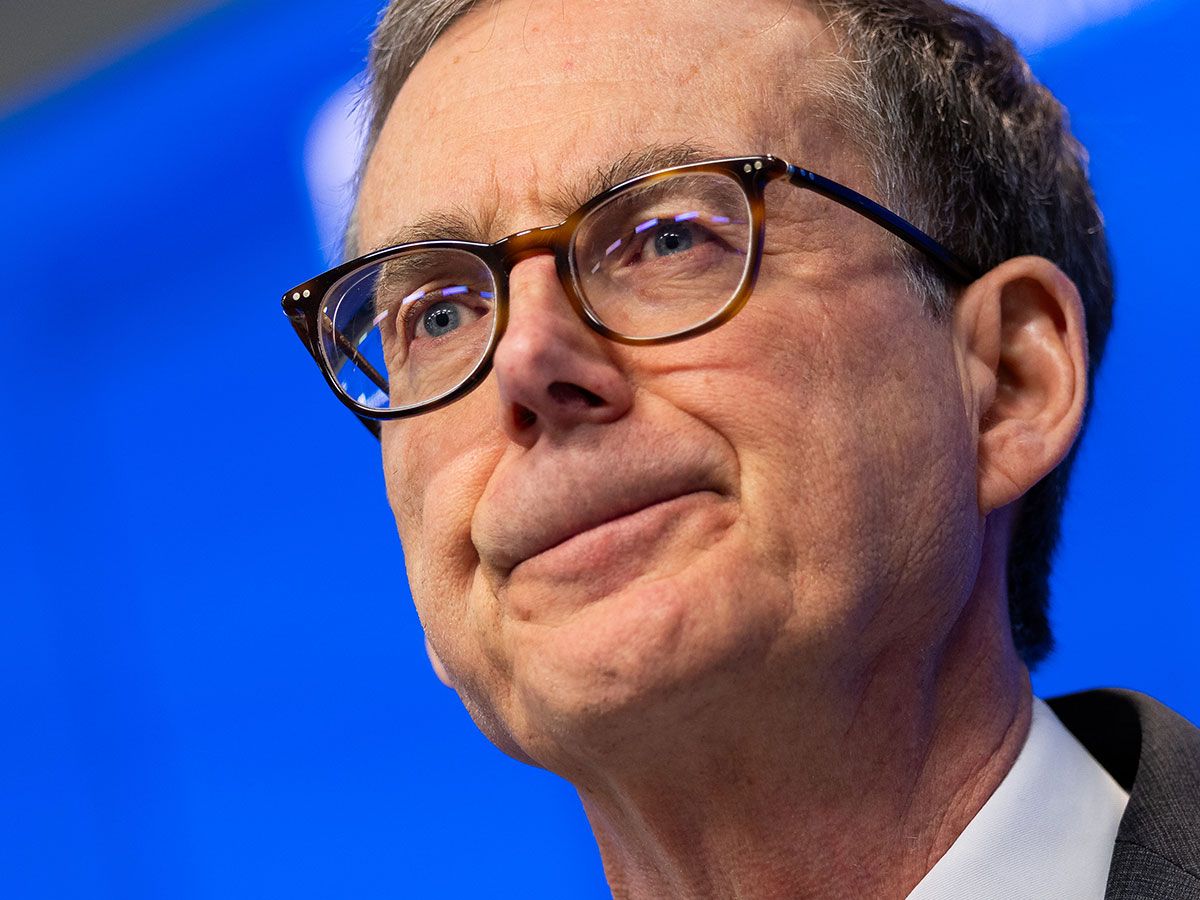 Se espera que el Banco de Canadá mantenga las tasas de interés mientras el país enfrenta incertidumbre comercial y conflicto global.