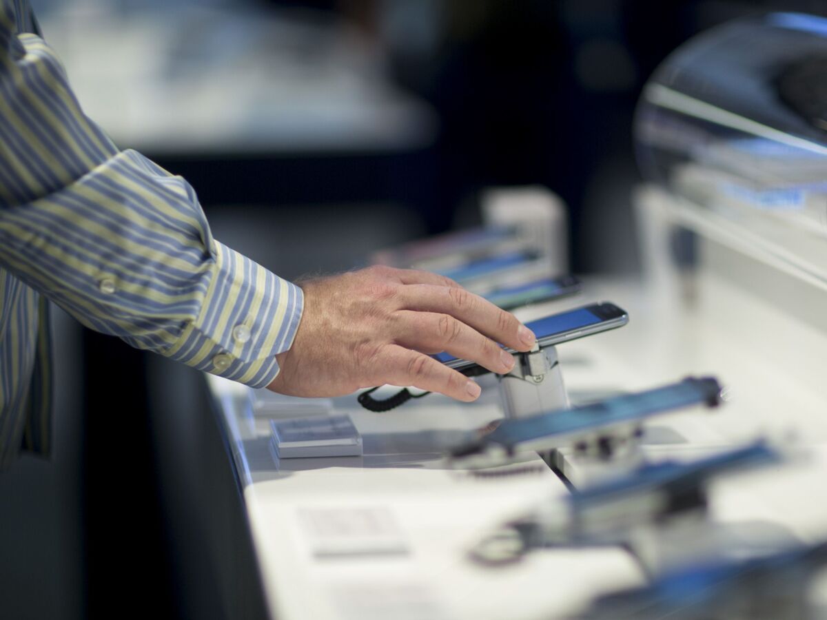 Canadian telecom shares fall as analyst warns of price wars