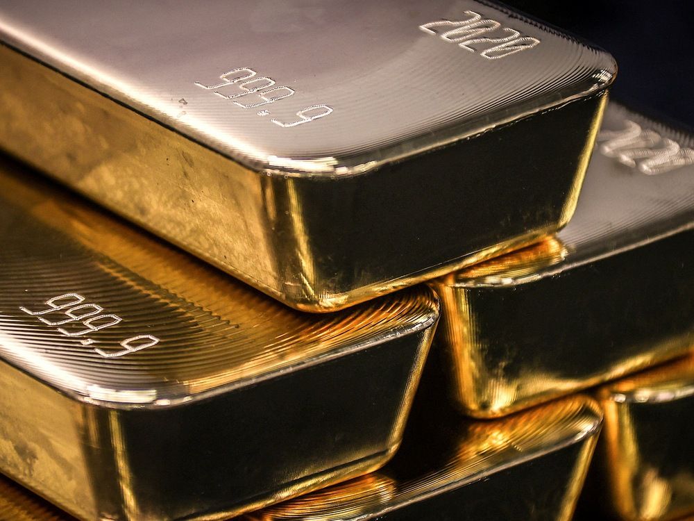 Gold eases as U.S. plan to blockade Hormuz raises inflation risks