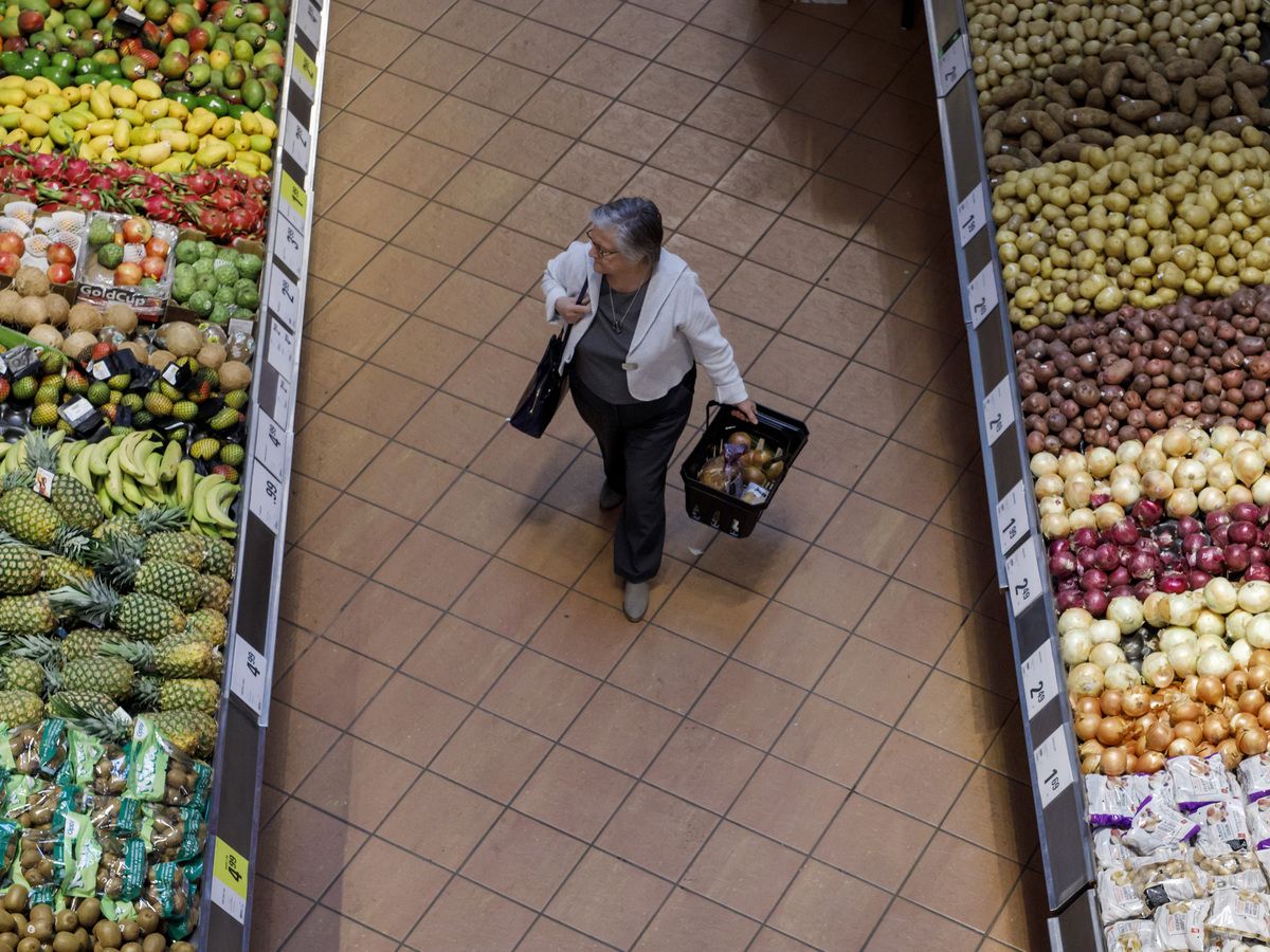 Canadian consumer spending rises for third straight month