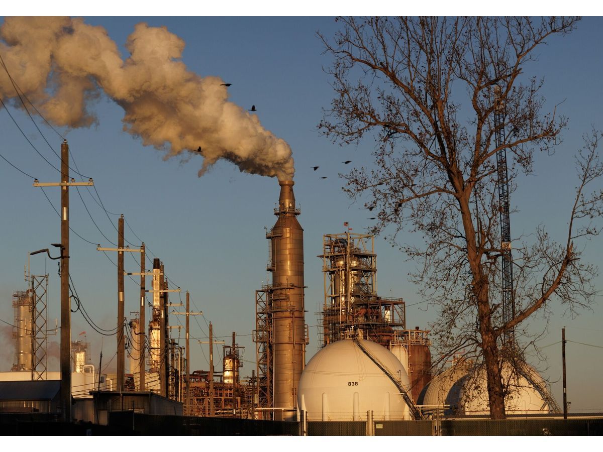 Oil Drops as Trump Strikes Upbeat Tone With War Near 50-Day Mark