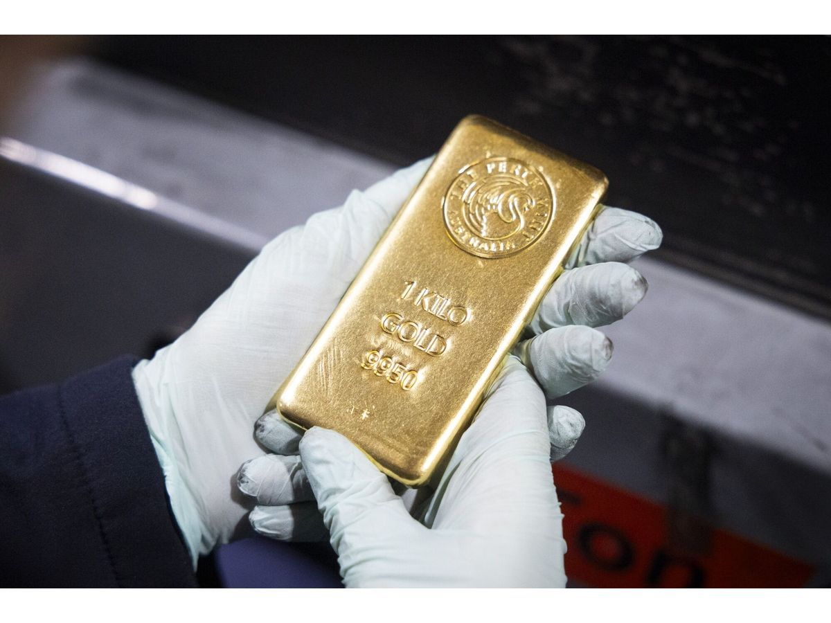 Gold Falls as Renewed Hormuz Disruption Stokes Inflation Concern