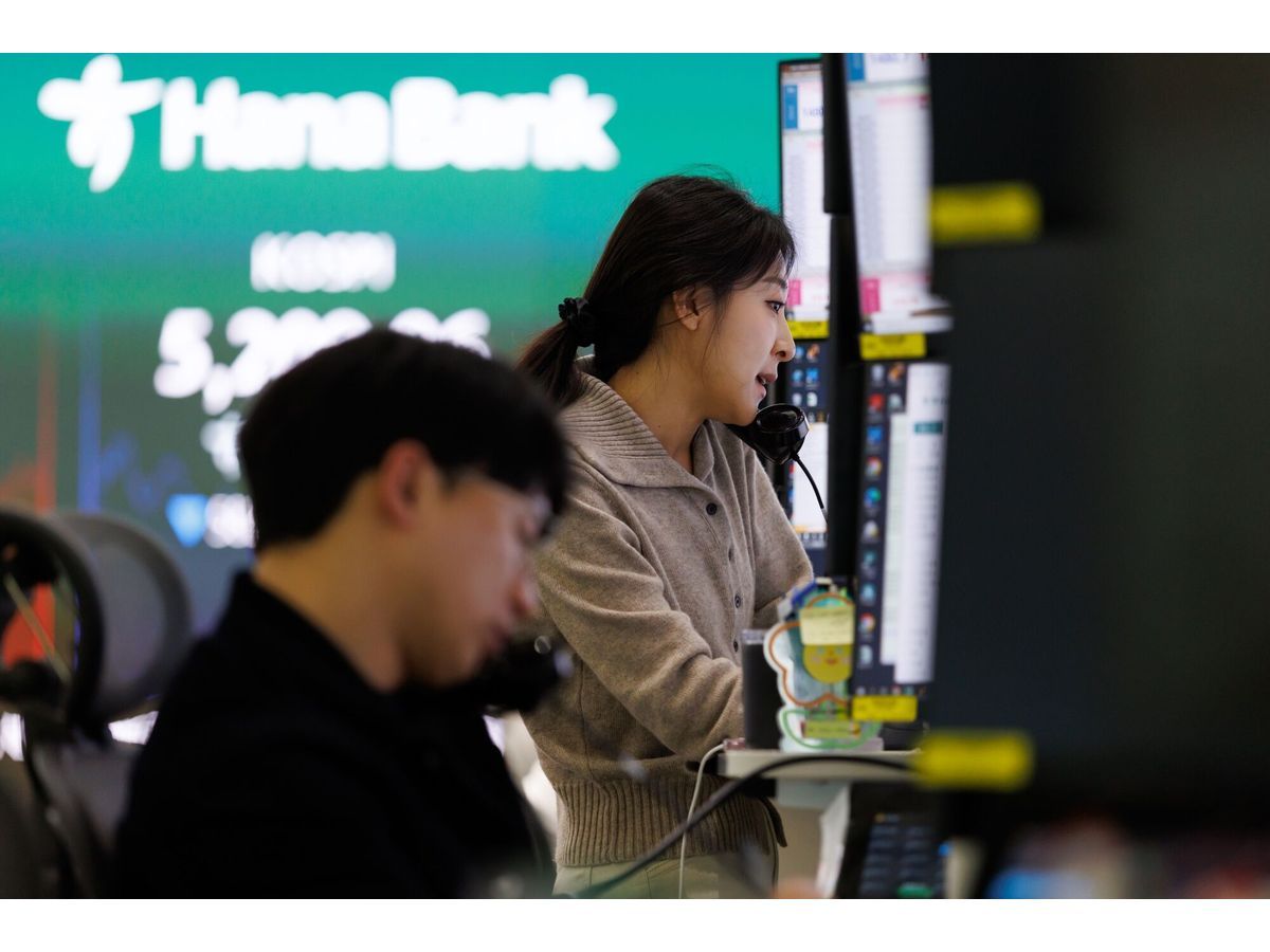 AI Boom Propels Kospi to Record as Tech Giants Defy War Jitters